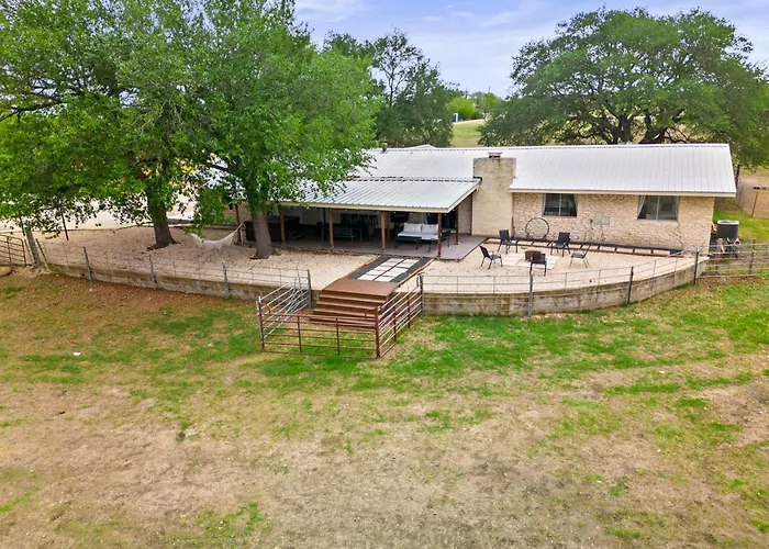 Farm Retreat With Jacuzzi, Fire Pit, Mini Goats, Mini Ponies And Mini Cows