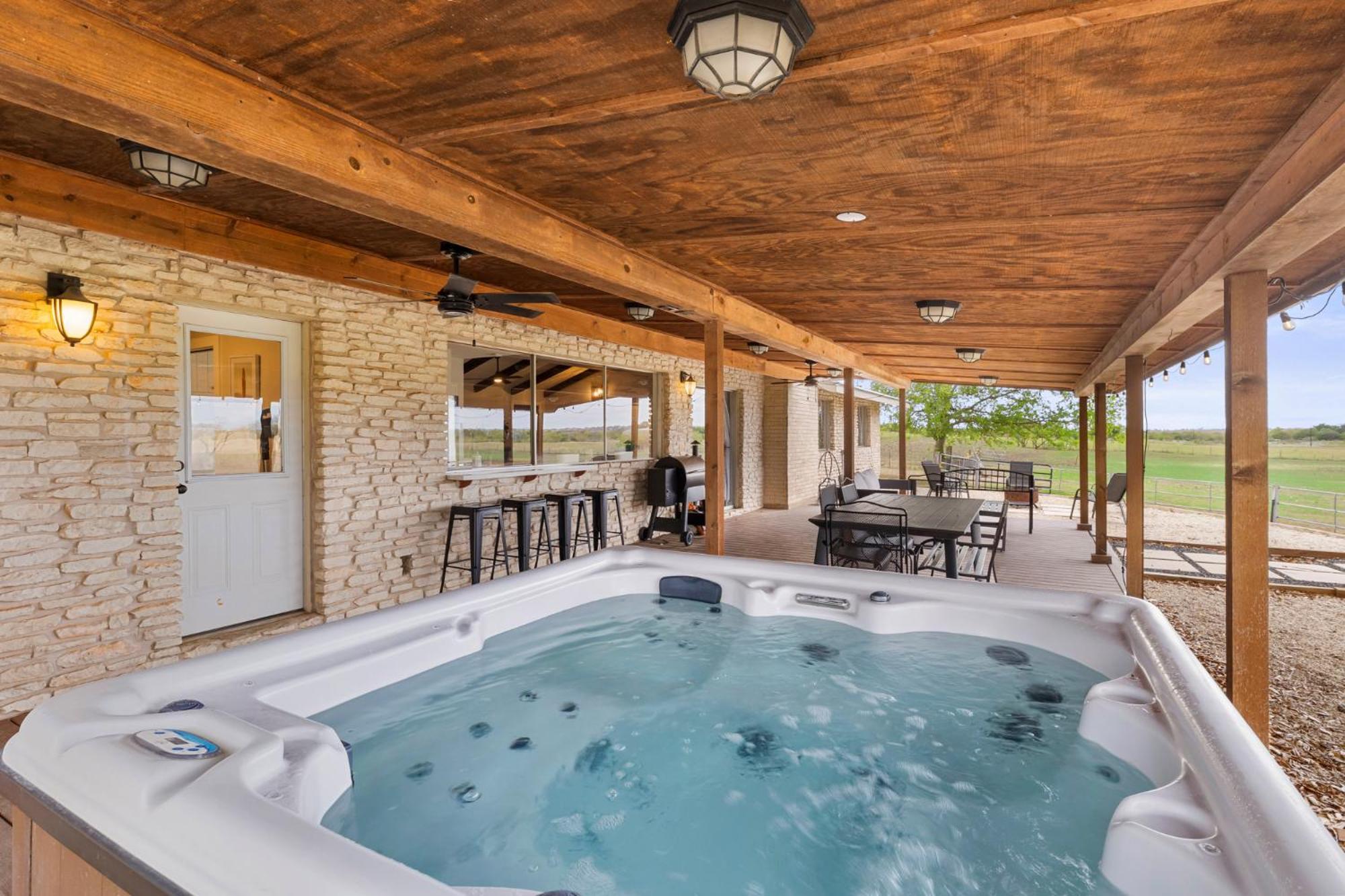 Farm Retreat With Jacuzzi, Fire Pit, Mini Goats, Mini Ponies And Mini Cows