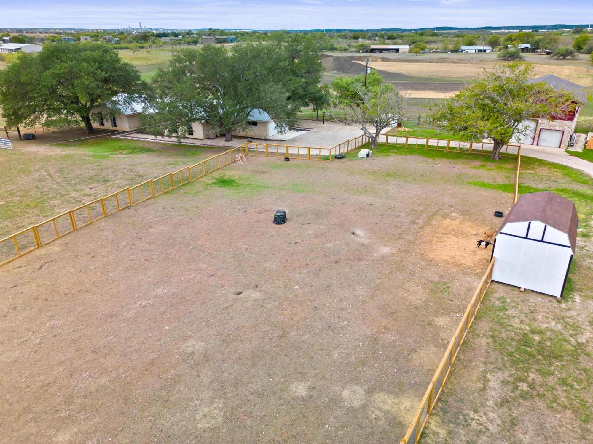 Farm Retreat With Jacuzzi, Fire Pit, Mini Goats, Mini Ponies And Mini Cows Holiday home